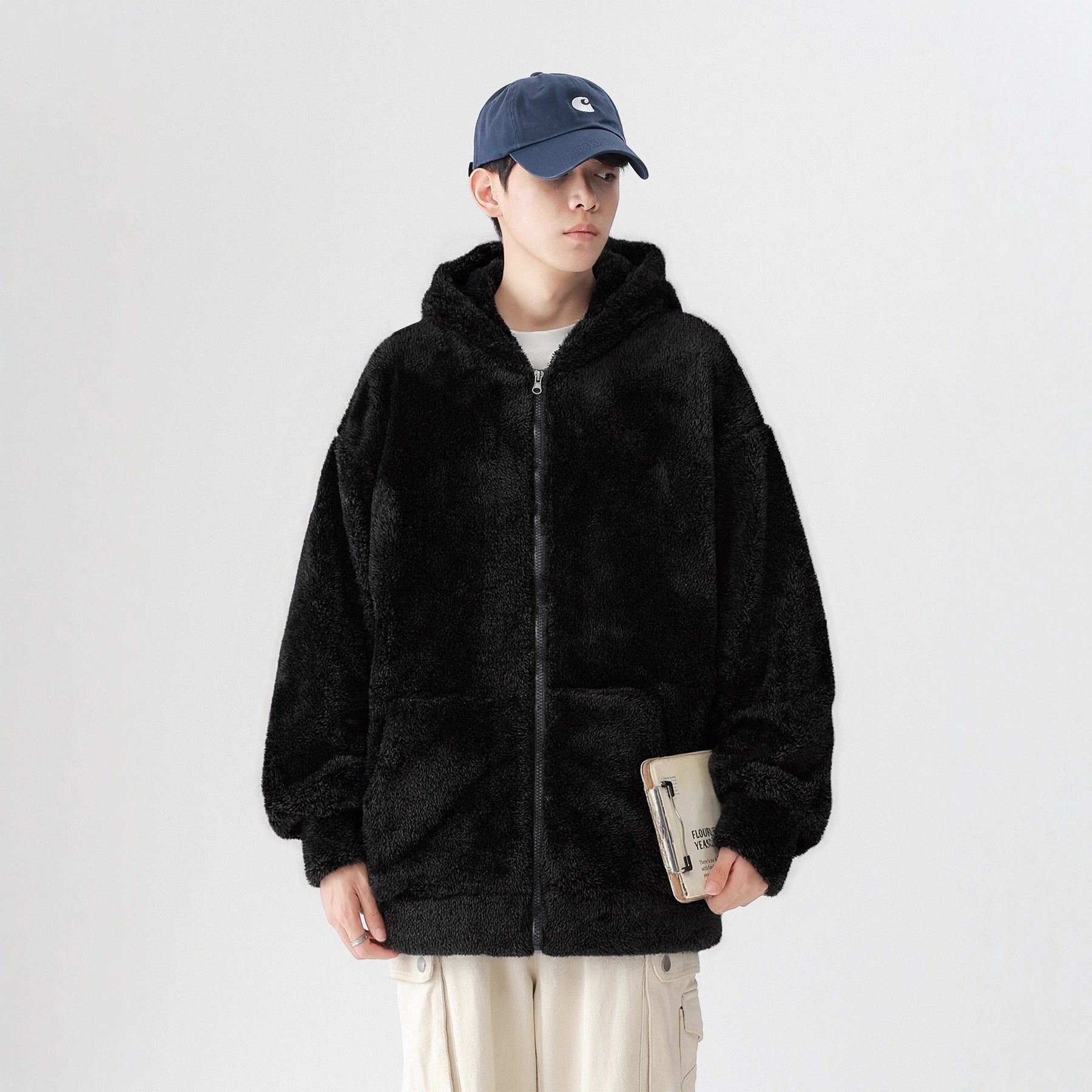 Set aus dicker Kapuzenjacke und kuscheliger, lässiger Plüschhose